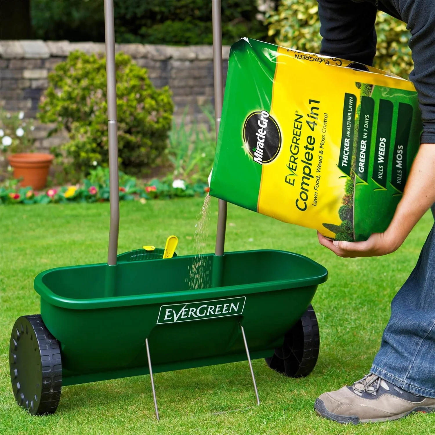 Miracle-Gro EverGreen Complete 4-in-1 Lawn Food, Weed & Moss Killer - 360m2 3 Miracle-Gro EverGreen Complete 4-in-1 Lawn Food, Weed & Moss Killer - 360m2 - Image 3