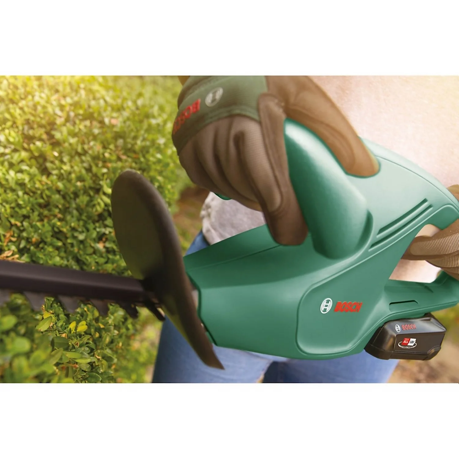 Bosch EasyHedgeCut 18-45 Hedge Trimmer 10 Bosch EasyHedgeCut 18-45 Hedge Trimmer - Image 10